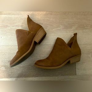 Universal Thread booties